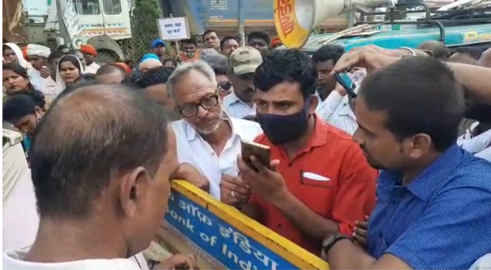 दैवेभो कर्मचारी संघ ने धरना-प्रदर्शन कर स्वास्थ्य मंत्री का बंगला घेरा