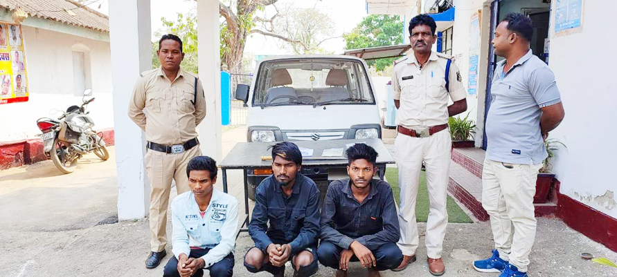 ट्रक ड्राइवर को कट्टा दिखाने वाले एक नाबालिग सहित 4 गिरफ्तार ट्रक ड्राइवर को कट्टा दिखाने वाले एक नाबालिग सहित 4 गिरफ्तार