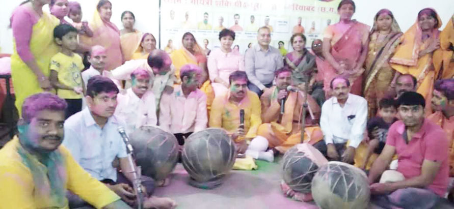 नगाड़ों के साथ होली मिलन नगाड़ों के साथ होली मिलन