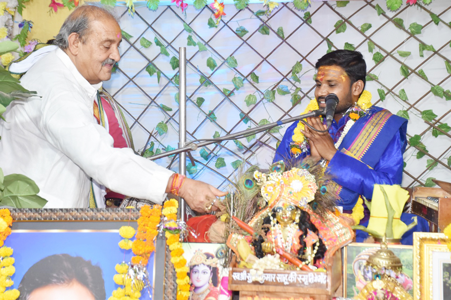 सुरेश की स्मृति में भागवत कथा, पहुंचे विधायक सुरेश की स्मृति में भागवत कथा, पहुंचे विधायक