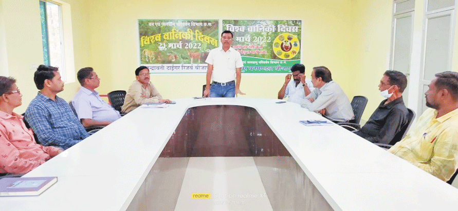 विश्व वानिकी दिवस पर पौधे लगाकर लिया संकल्प, बीजापुर वनमंडल में संगोष्ठी का आयोजन