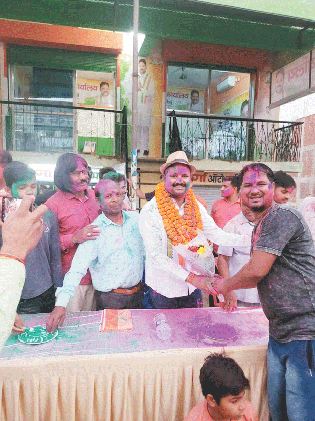 ग्रामीणों ने विधायक के साथ खेली होली ग्रामीणों ने विधायक के साथ खेली होली