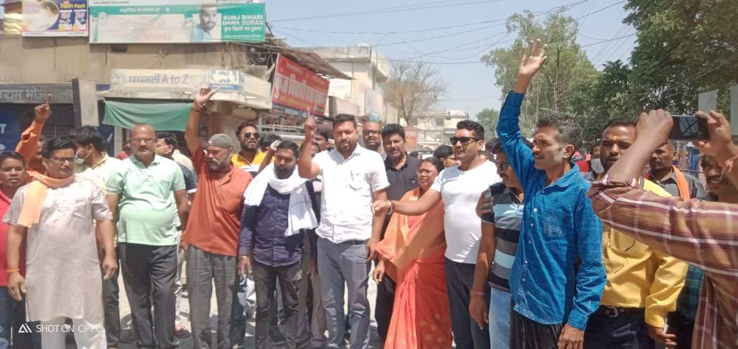 बदहाल सडक़ की धूल से लोगों ने खेली होली