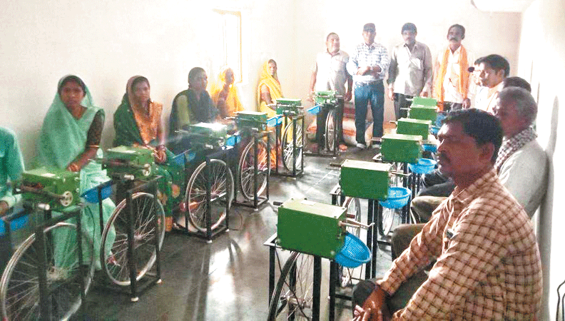 कोसा धागाकरण प्रशिक्षण से मिलेगा 12 कमार परिवारों को स्वरोजगार कोसा धागाकरण प्रशिक्षण से मिलेगा 12 कमार परिवारों को स्वरोजगार