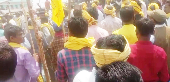 कवर्धा-कुकदूर में सरकारी जमीन पर लगे झंडे को जलाने से बवाल, गोंडवाना पार्टी ने घेरा थाना कवर्धा-कुकदूर में सरकारी जमीन पर लगे झंडे को जलाने से बवाल, गोंडवाना पार्टी ने घेरा थाना