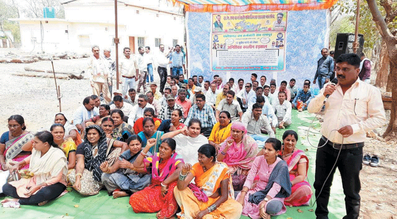 12 सूत्रीय मांगों को ले वन कर्मियों की बेमुद्दत हड़ताल जारी 12 सूत्रीय मांगों को ले वन कर्मियों की बेमुद्दत हड़ताल जारी