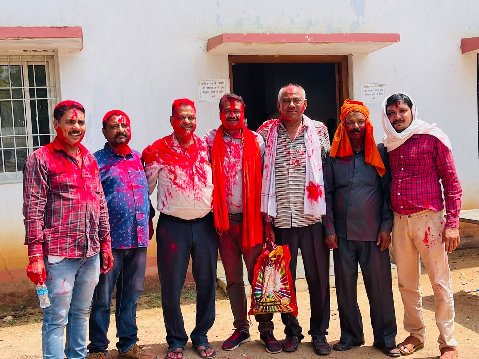 वन ठेकेदार संघ ने काष्ठागार में मनाई होली