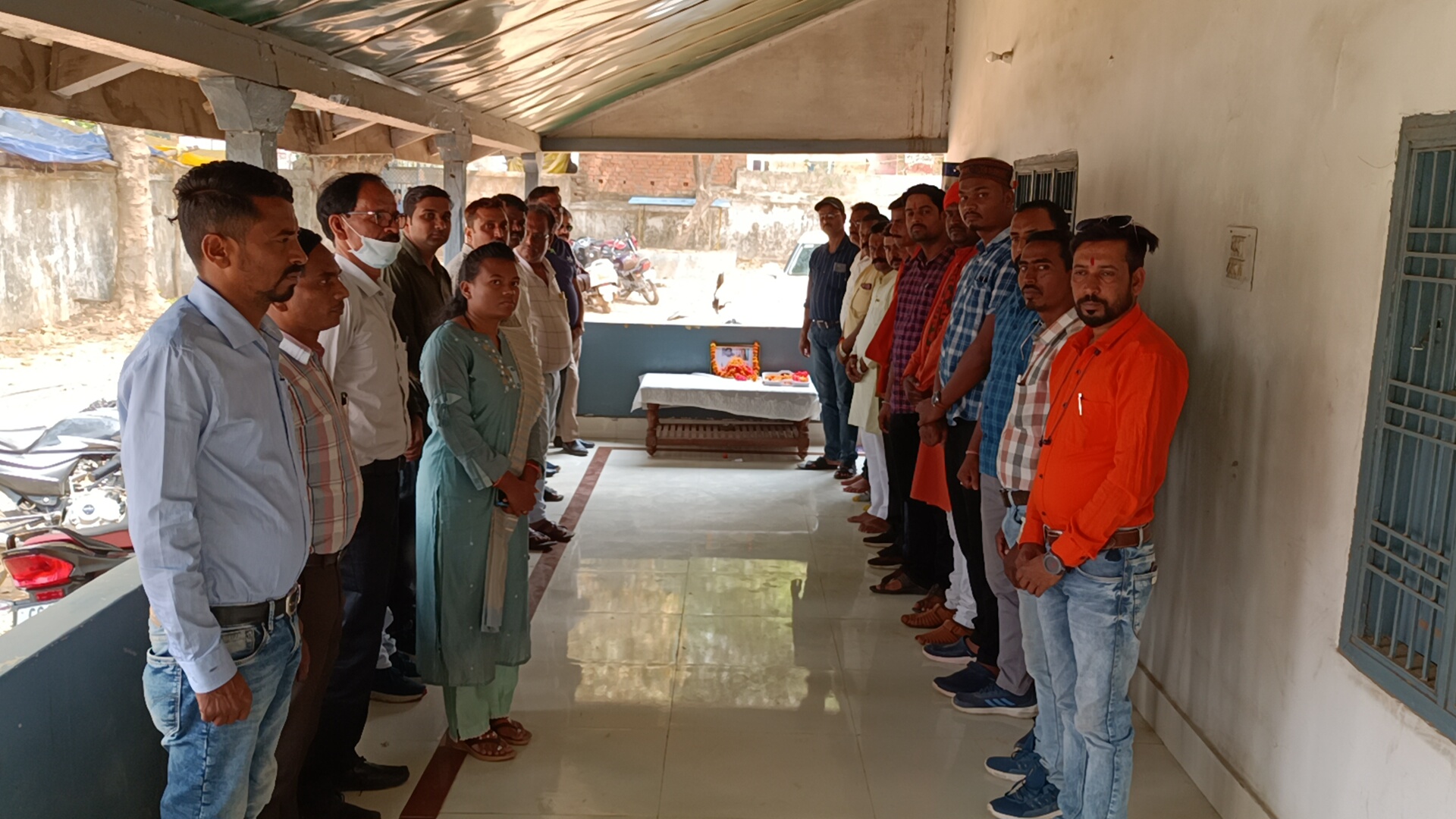 पत्रकार की मां-पत्नी-बेटे को दी श्रद्धांजलि