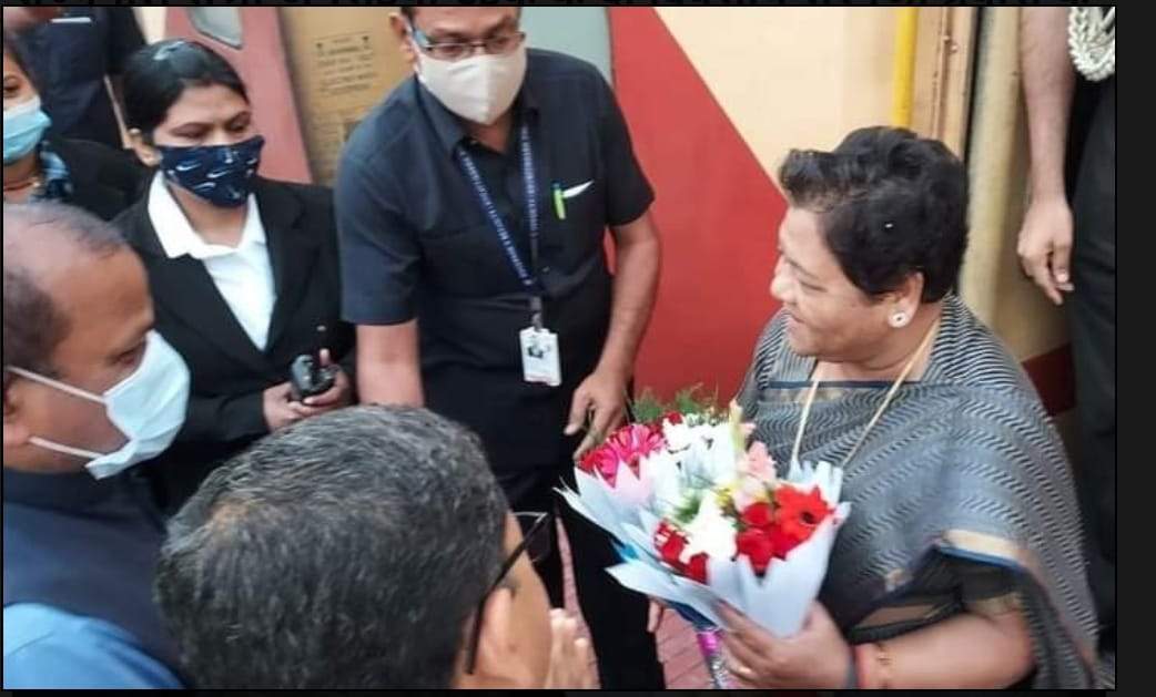 राज्यपाल का स्टेशन पर आत्मीय स्वागत