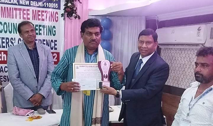 सुरेन्द्र को निम्मु चिन्ना लक्ष्मी नंदा अवार्ड