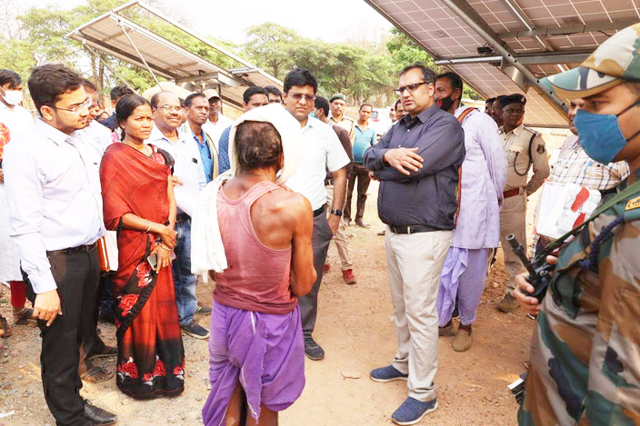 कलेक्टर ने गोठानों का किया निरीक्षण, महिला समूहों से की चर्चा कलेक्टर ने गोठानों का किया निरीक्षण, महिला समूहों से की चर्चा