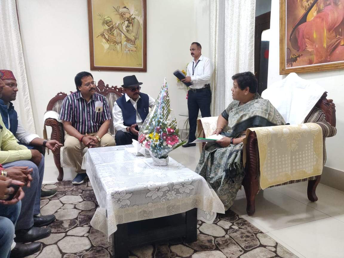 मांगों को ले कर्मचारी संघ ने राज्यपाल को सौंपा ज्ञापन