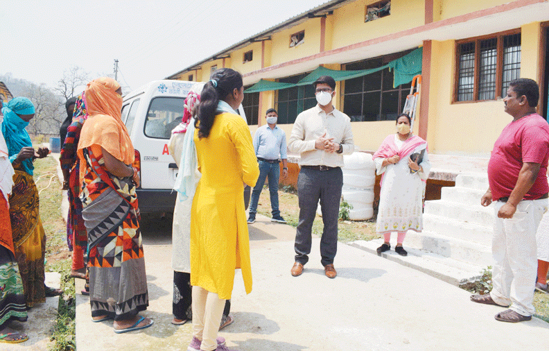 कलेक्टर ने ली अंडे उत्पादन की जानकारी महिलाओं से किया संवाद