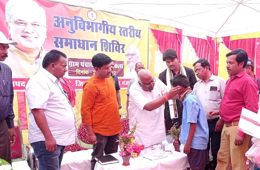 जनसमस्या निवारण शिविर में विधायक ने ग्रामीणों से रूबरू होकर सुनी समस्याएं