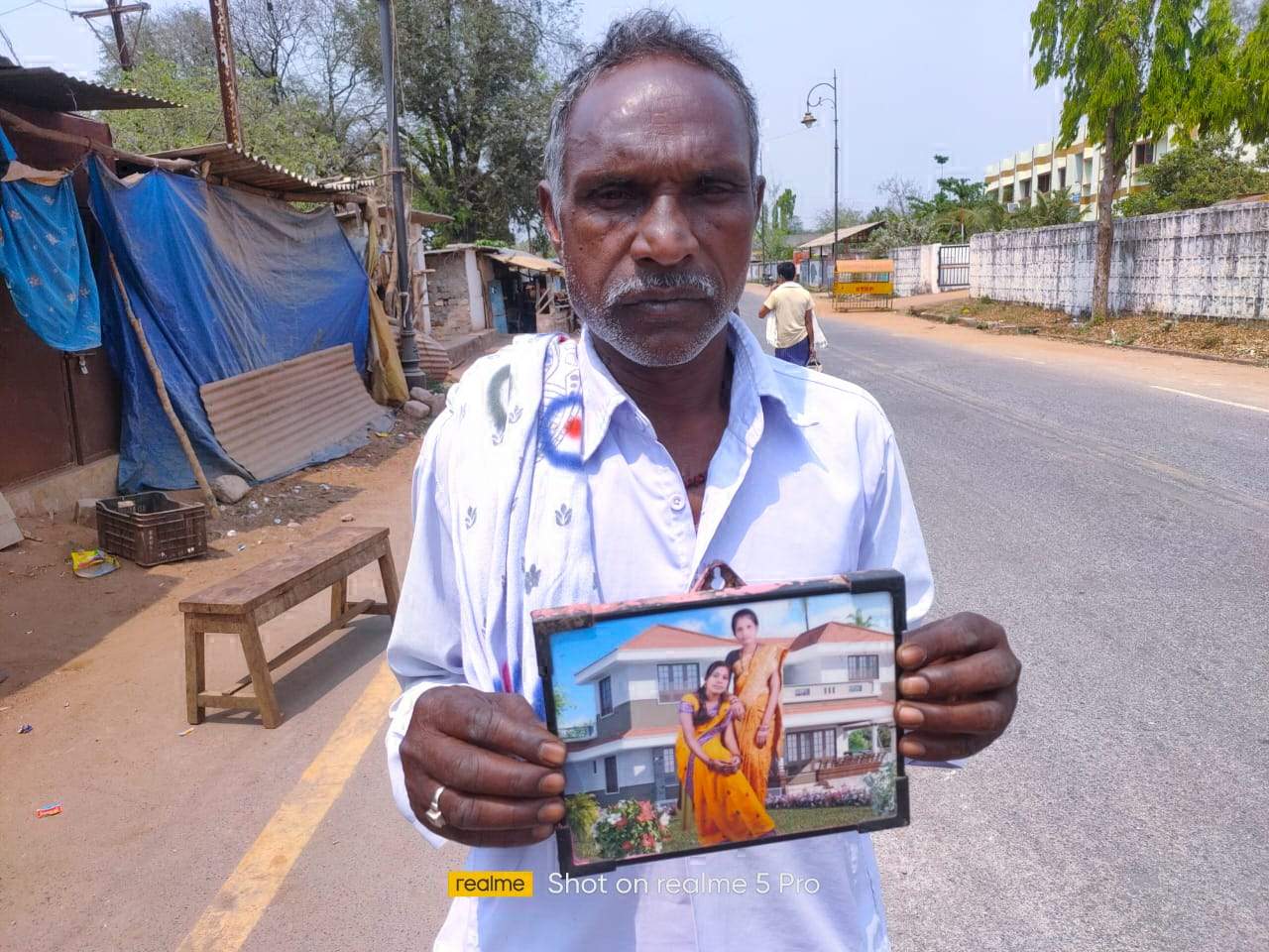 65 बरस का पिता खोज रहा है बेटी को