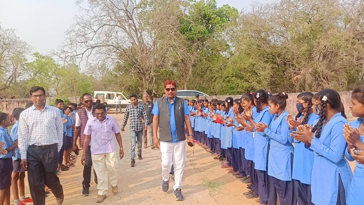 विधायक चंदन ने 272 बालिकाओं को बांटी साइकिल विधायक चंदन ने 272 बालिकाओं को बांटी साइकिल