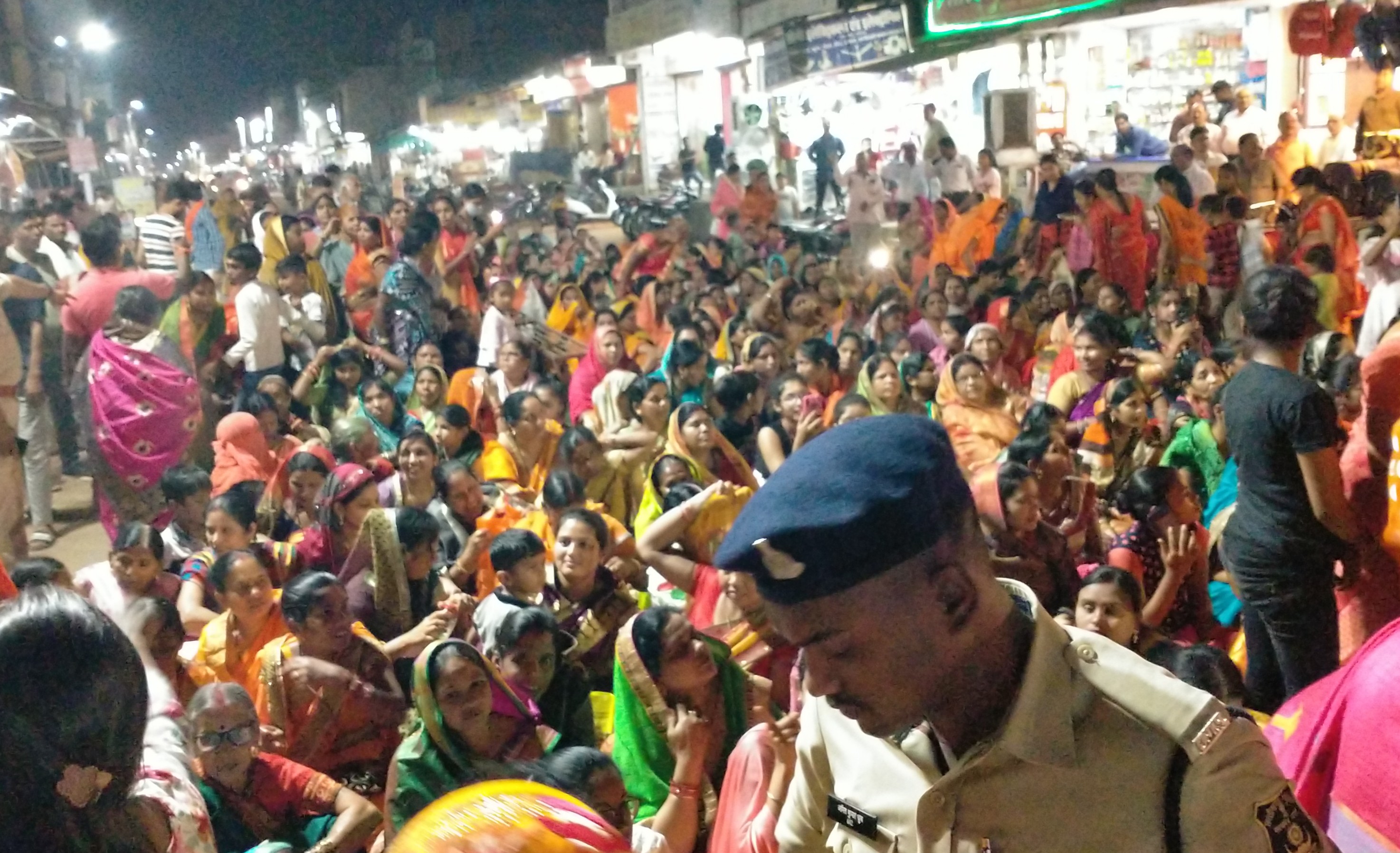 भागवत कथा में हनुमान चालीसा का सामूहिक पाठ किया