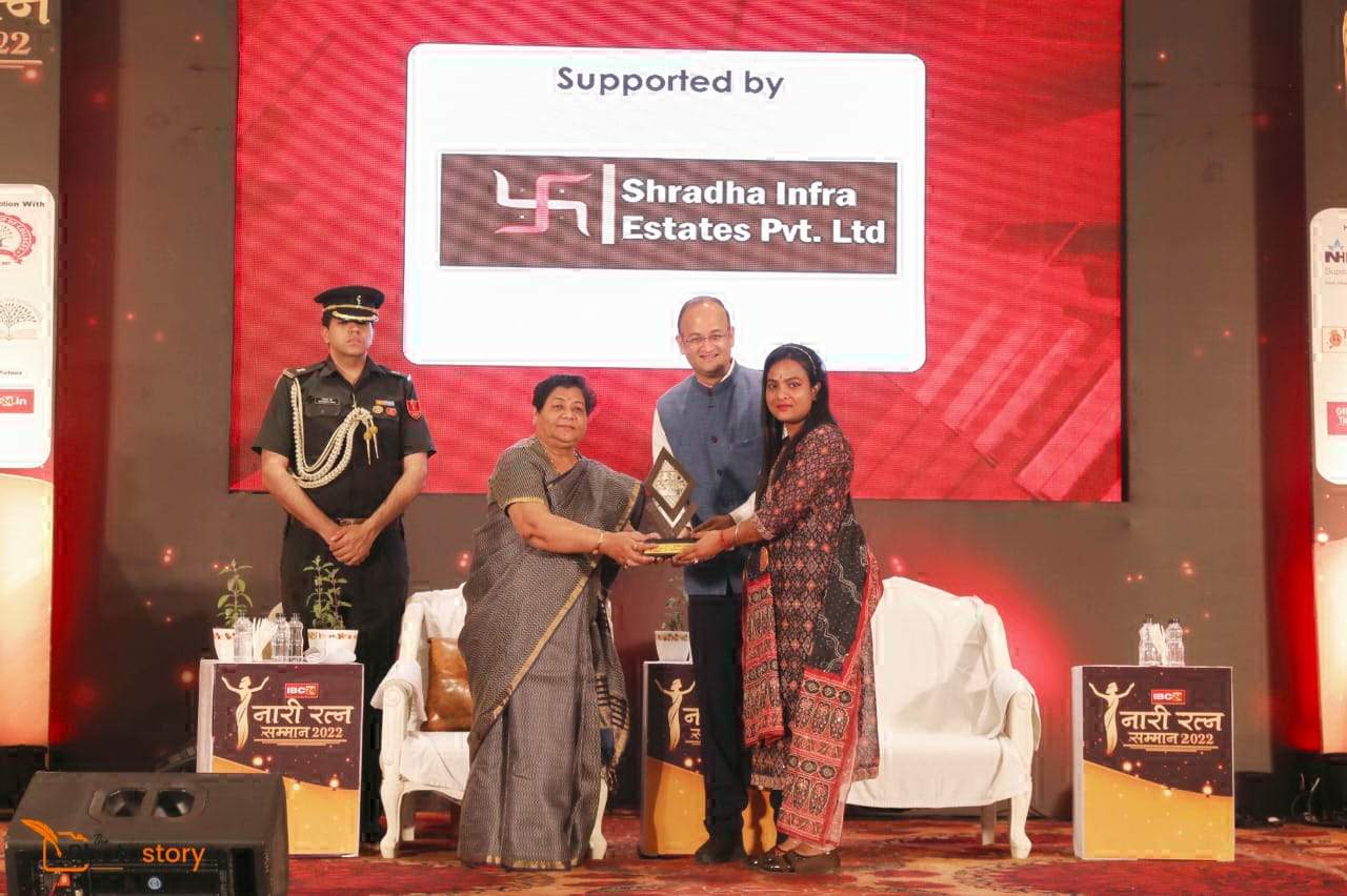 मोनिका को मिला नारी रत्न सम्मान मोनिका को मिला नारी रत्न सम्मान