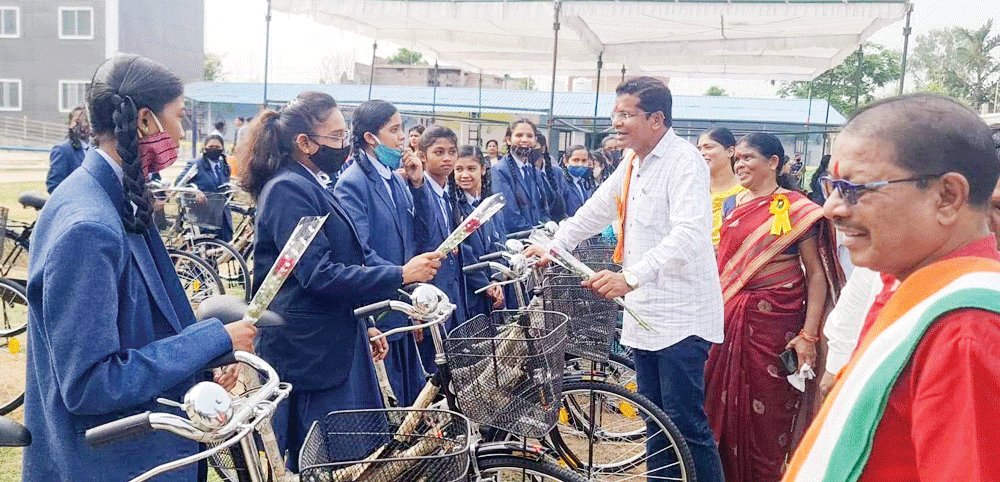 स्वामी आत्मानंद स्कूल की छात्राओं को मरकाम के हाथों मिली साइकिल स्वामी आत्मानंद स्कूल की छात्राओं को मरकाम के हाथों मिली साइकिल