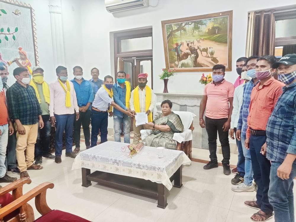 ग्रामीणों ने की परसा कोयला परियोजना को चालू करने और रोजगार की मांग