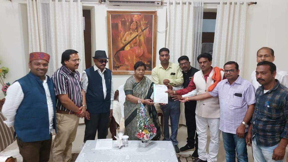 मांगों को ले ओबीसी महासभा ने राज्यपाल को सौंपा ज्ञापन