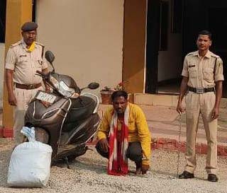 स्कूटी में गांजा तस्करी, युवक गिरफ्तार