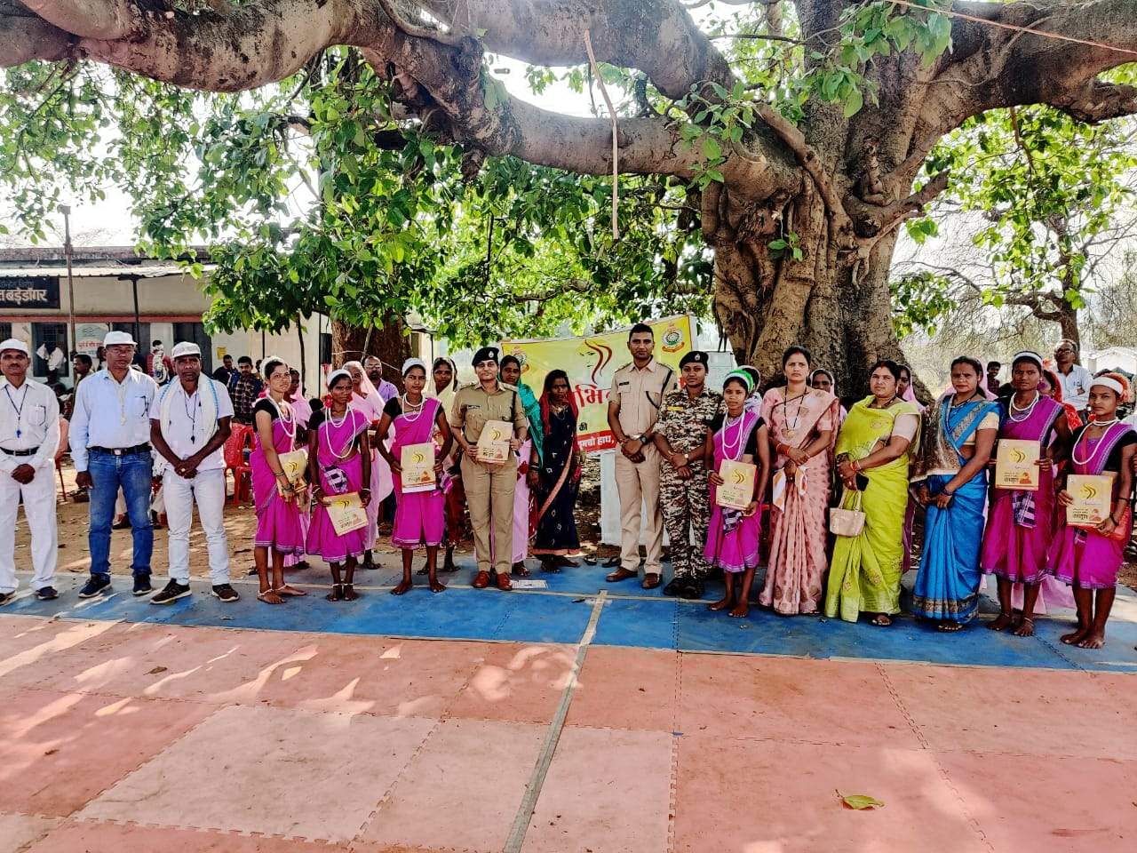 अभिव्यक्ति ऐप की जानकारी देने बड़ेडोंगर पहुंचीं पुलिस अभिव्यक्ति ऐप की जानकारी देने बड़ेडोंगर पहुंचीं पुलिस