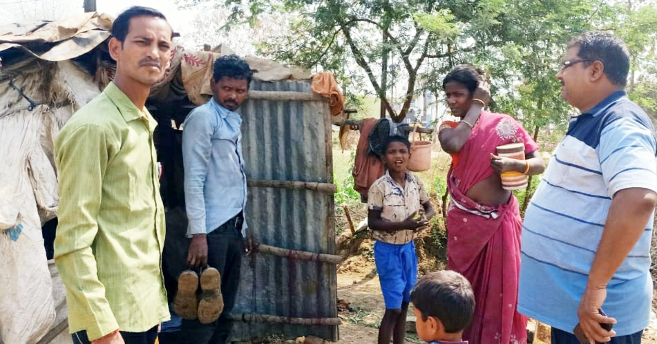 बच्चों को वापस स्कूल लाने घर-घर दस्तक