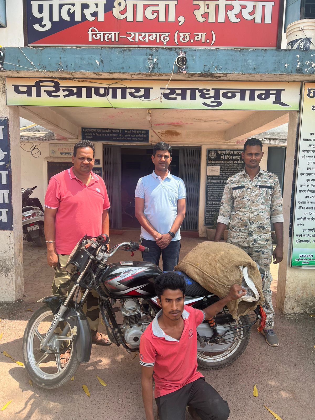 40 लीटर महुआ शराब के साथ तस्कर गिरफ्तार 40 लीटर महुआ शराब के साथ तस्कर गिरफ्तार