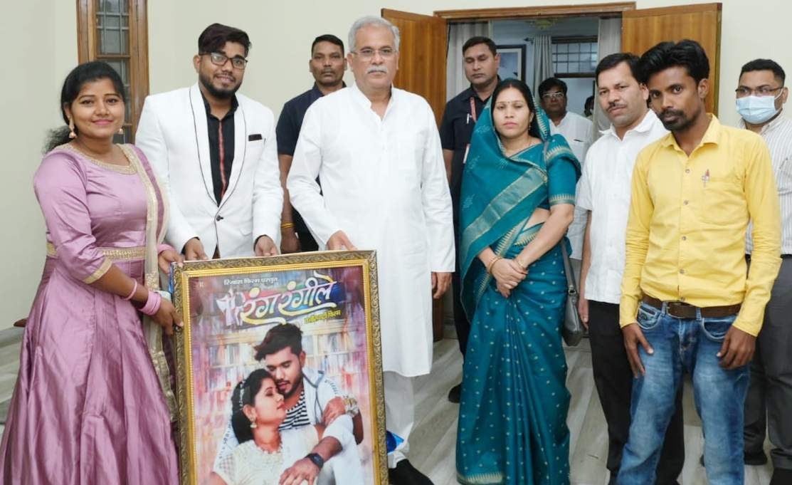 मुख्यमंत्री ने किया रंग रंगीले का पोस्टर विमोचन मुख्यमंत्री ने किया रंग रंगीले का पोस्टर विमोचन