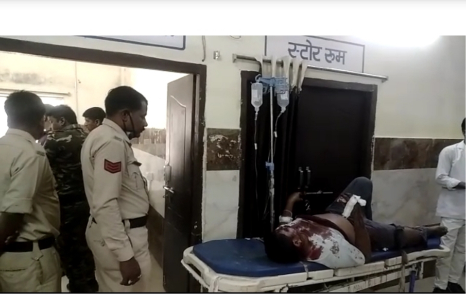 कार-पिकअप में भिड़ंत, आरक्षक परिवार के 6 घायल