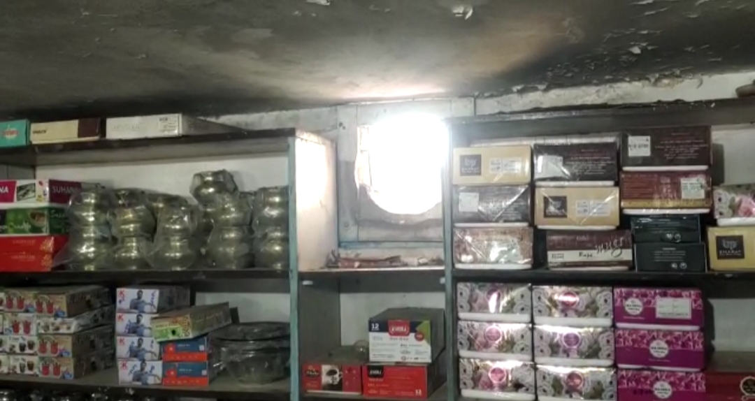 कपड़ा-बर्तन दुकान में ढाई लाख से अधिक की चोरी