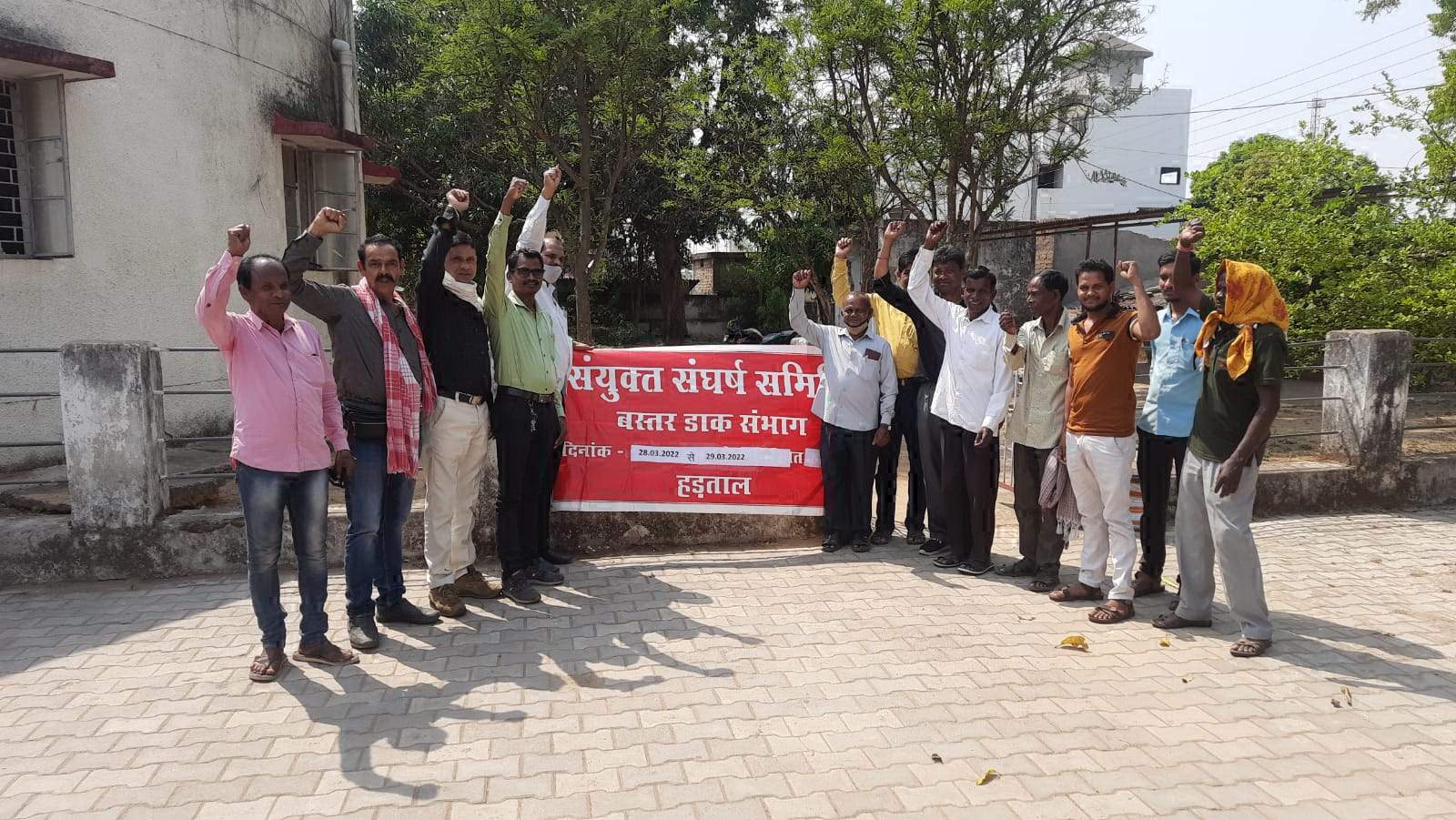 मजदूर संगठनों की देशव्यापी हड़ताल का दिखा असर मजदूर संगठनों की देशव्यापी हड़ताल का दिखा असर