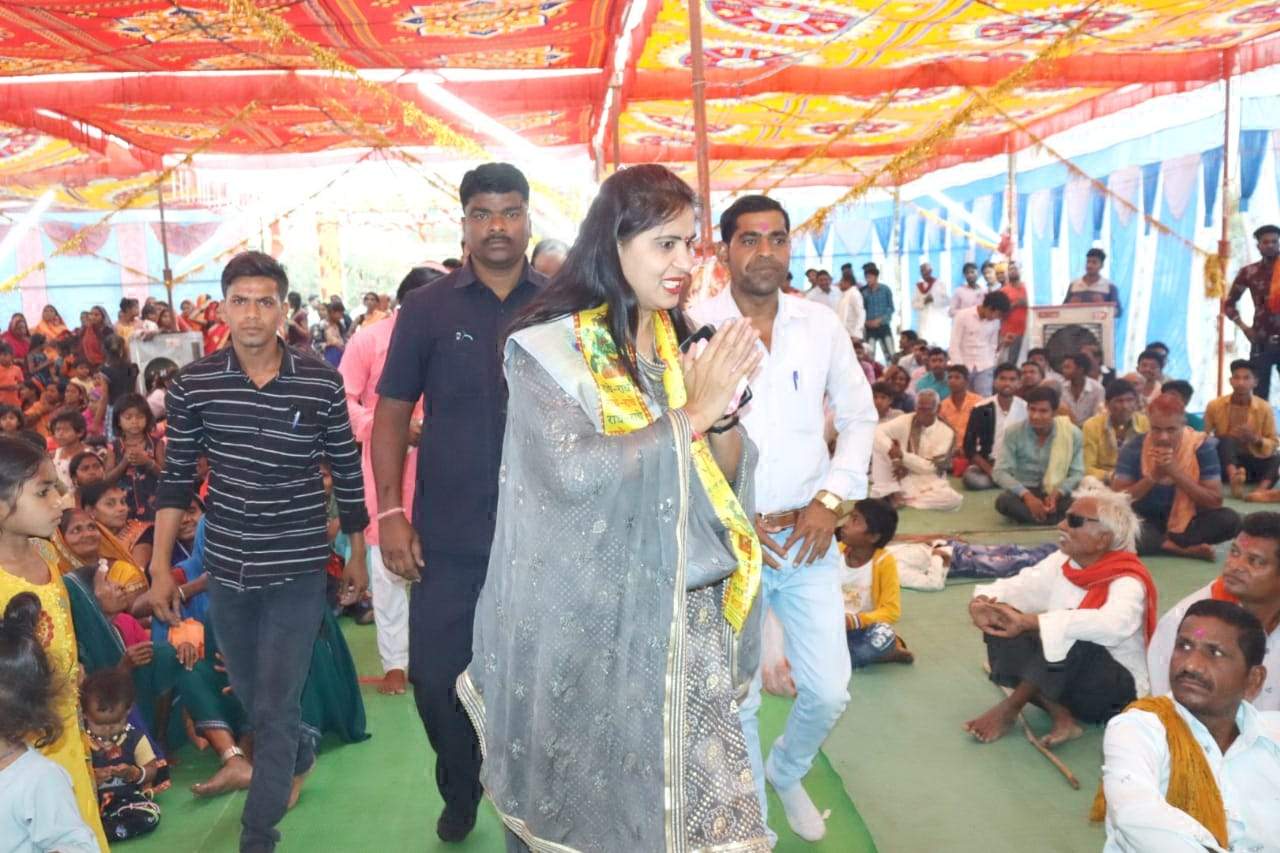 भागवत कथा सुनने पहुंचीं शकुंतला भागवत कथा सुनने पहुंचीं शकुंतला