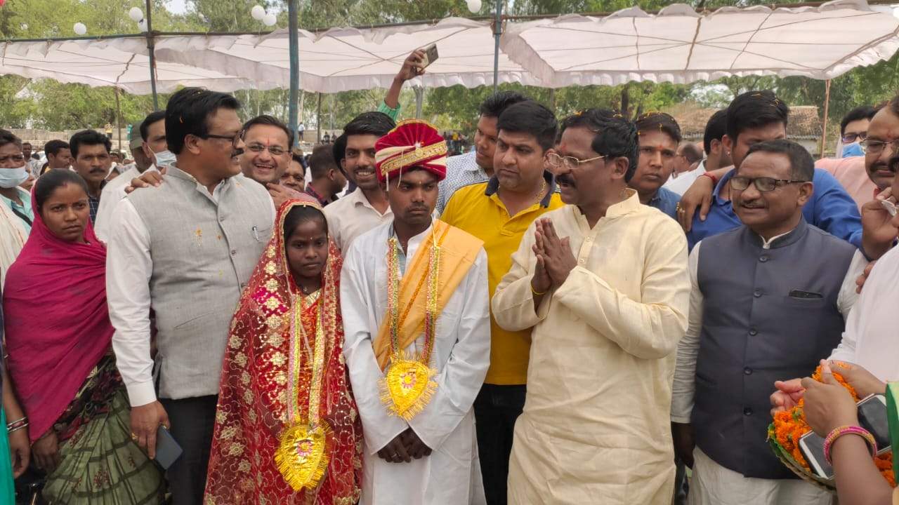 94 जोड़े बंधे परिणय सूत्र में, खाद्य मंत्री ने दिया आशीर्वाद