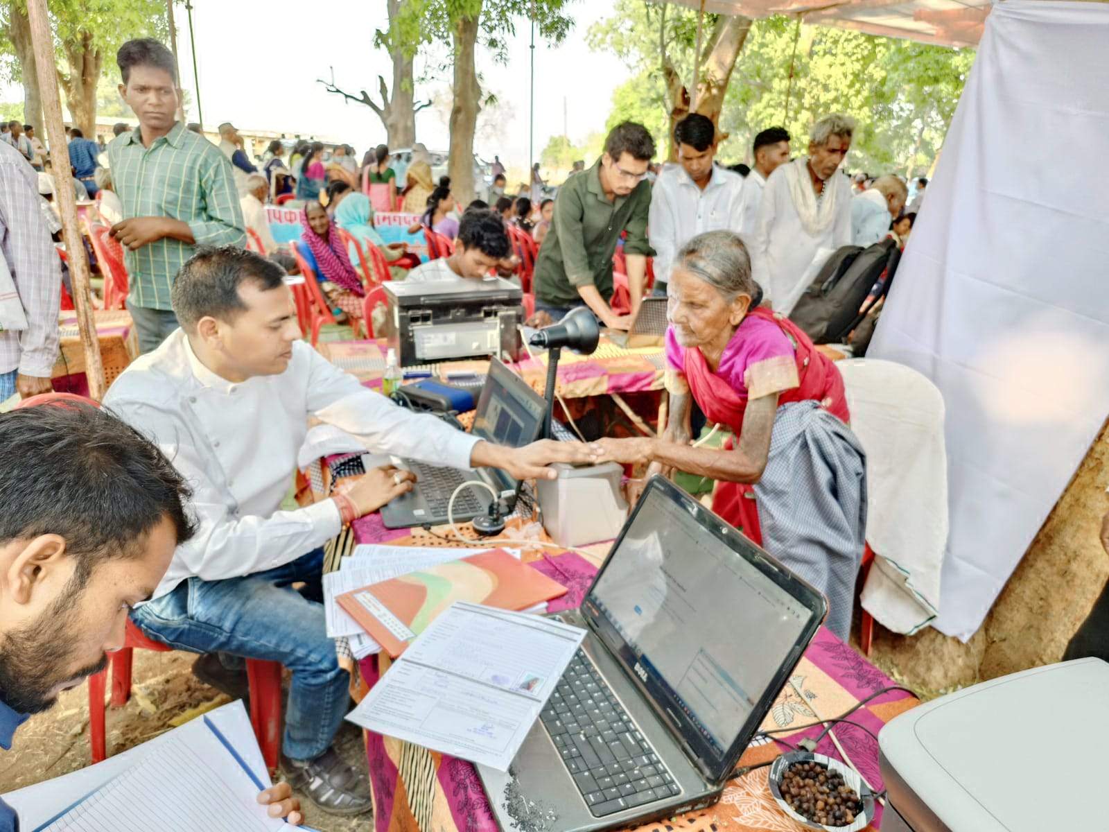 80 बरस की महिला का तत्काल कराया गया आधार कार्ड का पंजीयन