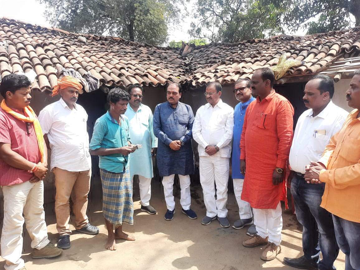 भाजपा सरगुजा प्रभारी पीडि़त परिवार से मिलने पहुंचे अमदला, कहा हरसंभव करेंगे मदद