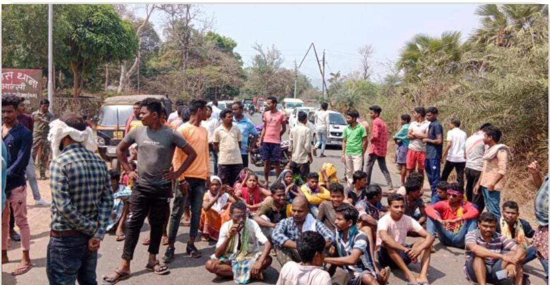 फर्जी समर्पण का आरोप, भांसी में ग्रामीणों का चक्काजाम