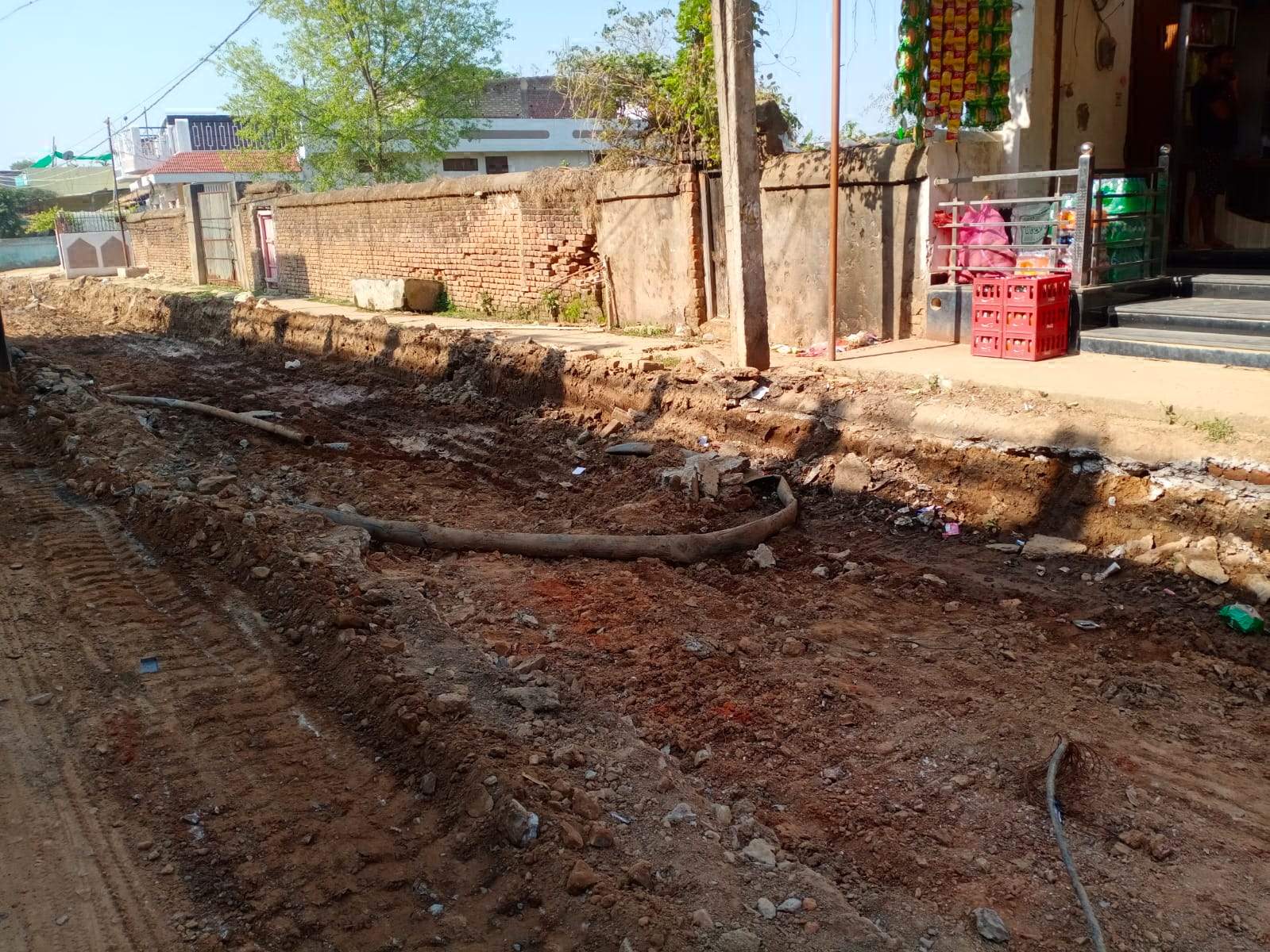 सीसी सडक़ निर्माण अधूरा, माह भर से खोदकर छोड़ा  