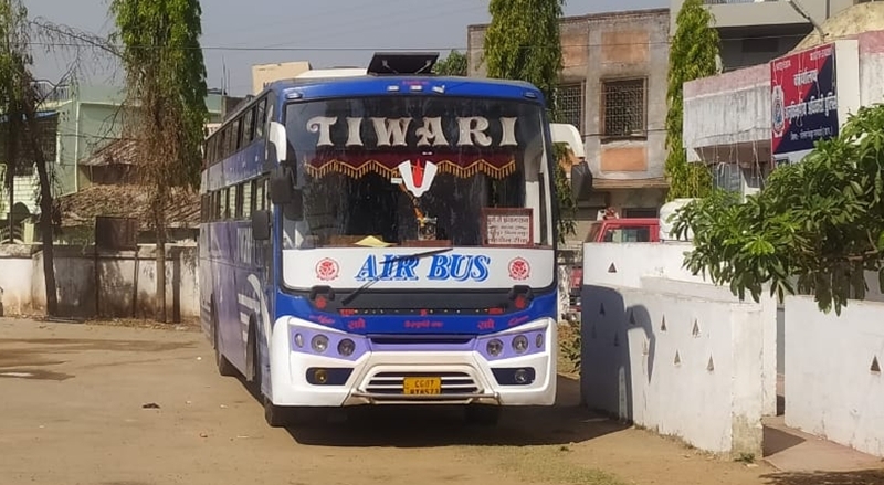 सवारियों को बस में छोड़ भाग खड़े हुए कंडक्टर-ड्राइवर, जीपीएम पुलिस ने सीट के नीचे से जब्त किया गांजा