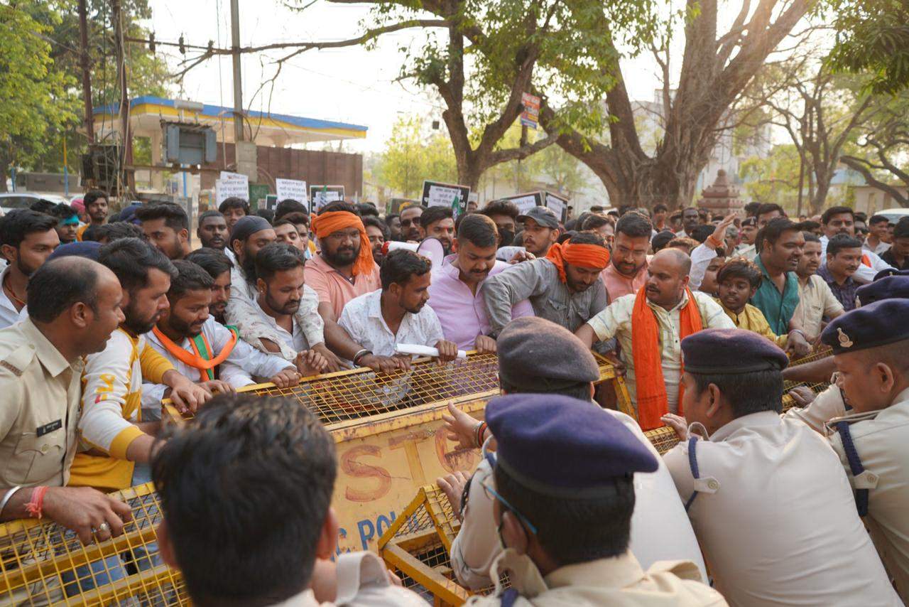 भाजयुमो ने आईजी कार्यालय के सामने किया प्रदर्शन