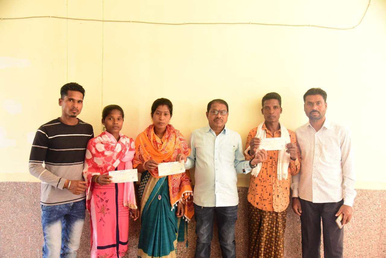 हल जोतने वाली बालिकाओं को मुख्यमंत्री स्वेच्छानुदान से सहायता हल जोतने वाली बालिकाओं को मुख्यमंत्री स्वेच्छानुदान से सहायता