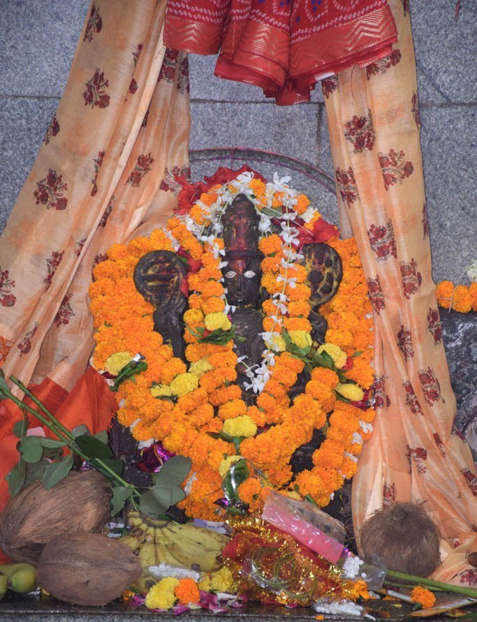 नवरात्र के पहले दिन श्रद्धालुओं ने टेका माथा