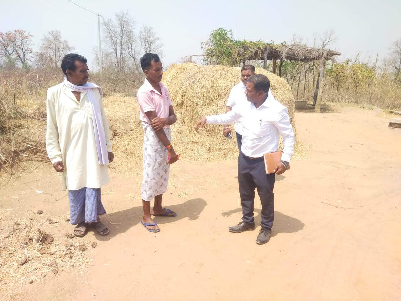 ईई ने अमवार बांध प्रभावितों से की मुलाकात