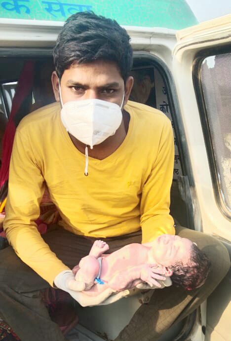 जिला अस्पताल से  चंद कदम दूर एंबुलेंस में महिला ने दिया स्वस्थ शिशु को जन्म