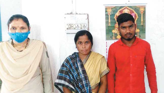 मकान मालिक से साढ़े 7 लाख की ठगी, नौकरानी व उसका भतीजा गिरफ्तार मकान मालिक से साढ़े 7 लाख की ठगी, नौकरानी व उसका भतीजा गिरफ्तार