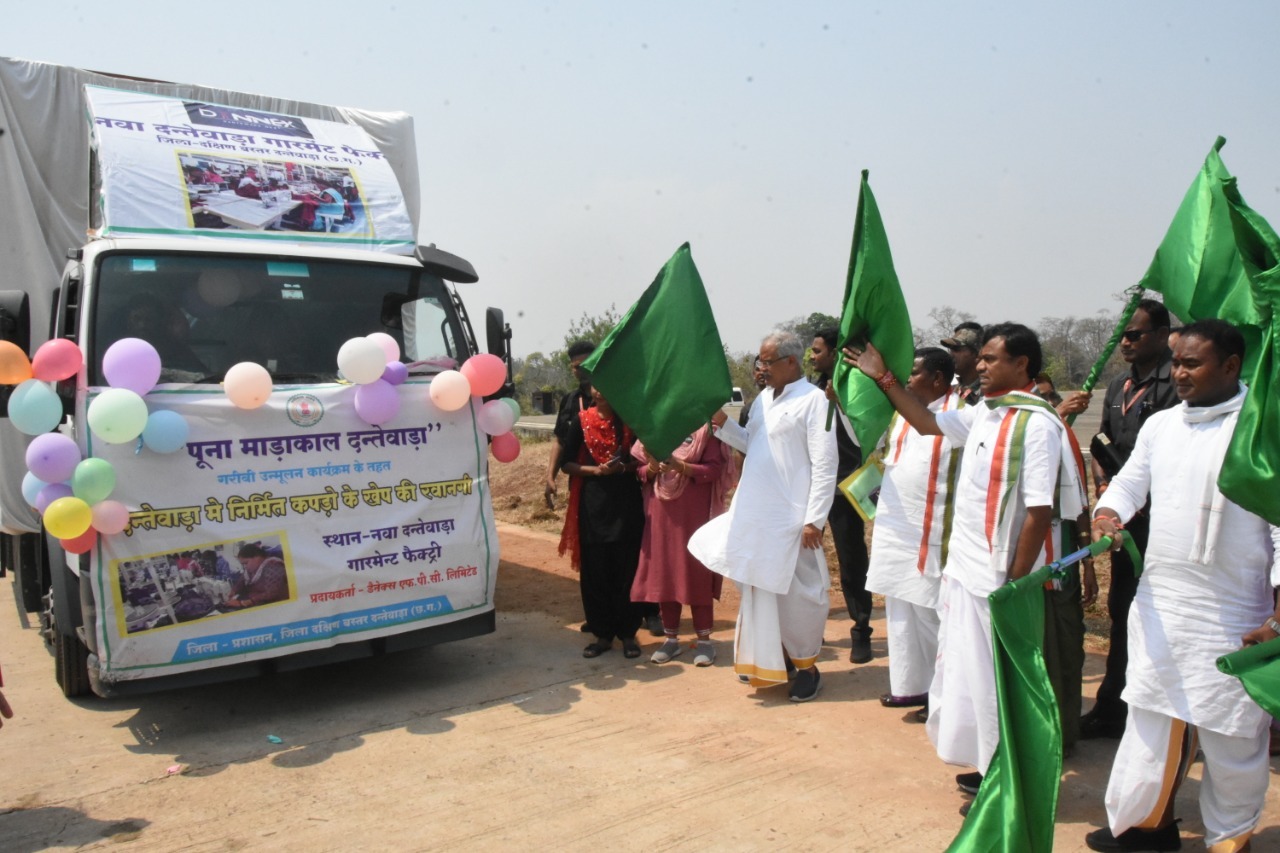 मुख्यमंत्री ने डैनेक्स कपड़ों के लाट को किया रवाना