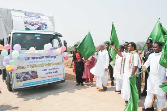 मुख्यमंत्री ने डैनेक्स कपड़ों के लाट को किया रवाना