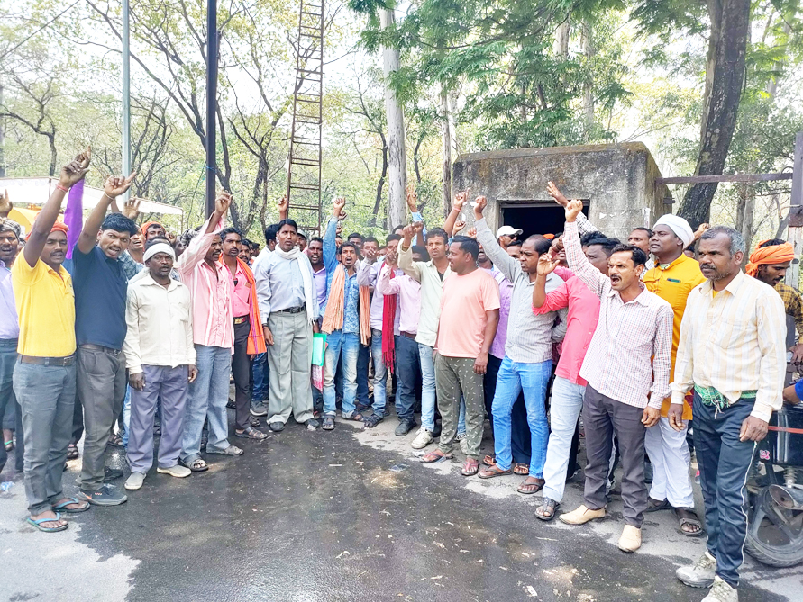 सीएमपीएफ के आंकड़ों में गड़बड़ी, 150 मजदूरों के नाम गायब, हड़ताल शुरू सीएमपीएफ के आंकड़ों में गड़बड़ी, 150 मजदूरों के नाम गायब, हड़ताल शुरू