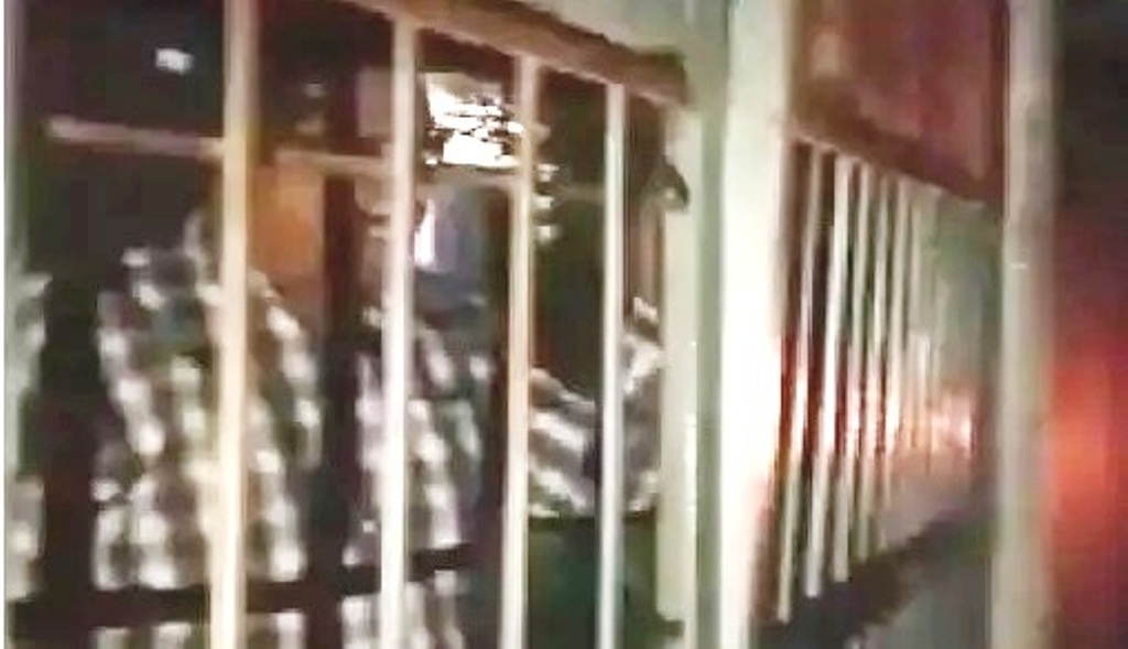 सहायक आयुक्त को ग्रामीणों ने बंधक बनाया, कन्या छात्रावास में खाद्यान्न की कमी से ग्रामीण थे नाराज